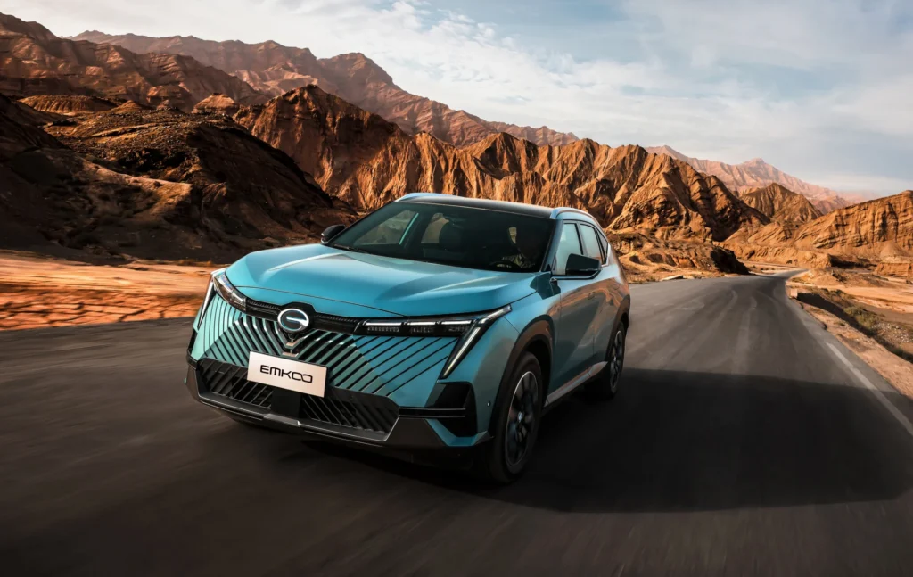 GAC EMKOO — hybrydowy SUV w kolorze turkusowym
